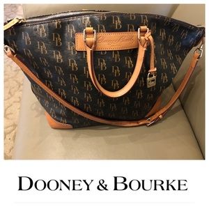Dooney & Bourke logo tote